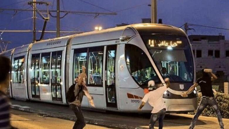 القاء حجارة باتجاه القطار الخفيف المار في بلدة شعفاط