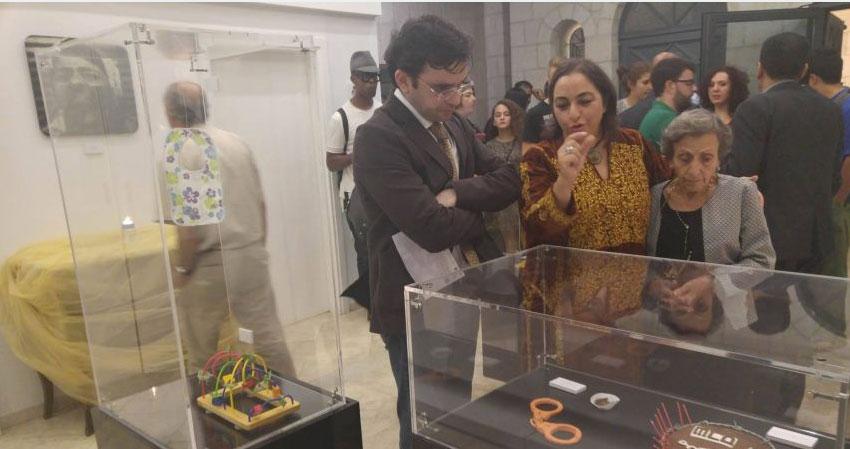 بسيسو يفتتح معرض "زرقاوات الجبل" للفنانة بشارة ببيت لحم