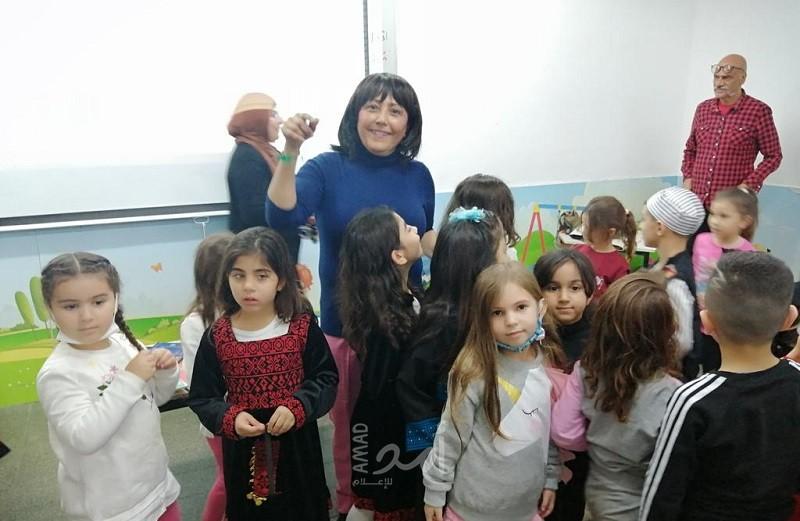 الكاتبة ميسون أسدي ضيفة "يوم الزيت والزيتون" في مدرسة ابن سينا في عرابة