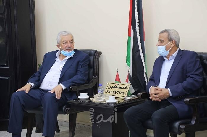 برئاسة العالول.. زيارة لأسرى محررين من قلقيلية