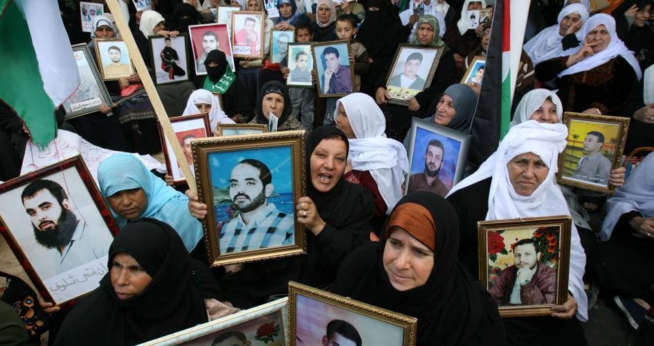 دفعة جديدة من أهالي آسرى غزة تتوجه لزيارة أبنائها بسجن نفحة