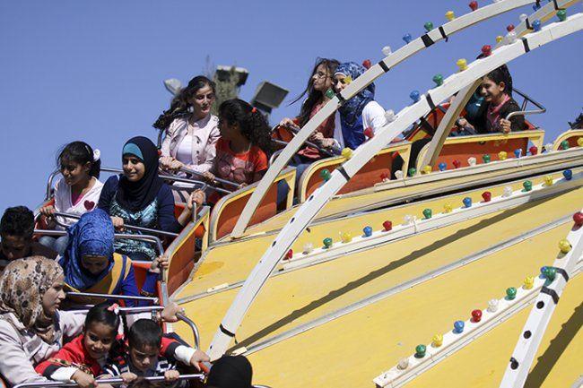 الدفاع المدني يخلي أطفال علقوا في لعبة بمدينة ملاهي قلقيلية