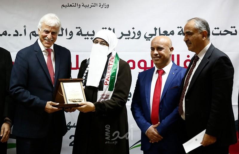 التربية والتعليم تعلن فوز نبأ أبو زيتون بلقب "معلم فلسطين للعام 2021"