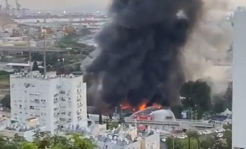 اندلاع حريق كبير بمنشأة تحتوي على مواد خطيرة في حيفا- فيديو