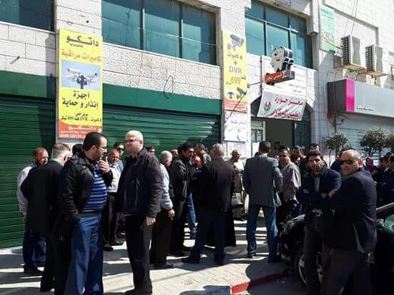 بالصور.. عشرات المعلمين في نابلس  يطالبوا الحكومة بالتراجع عن التقاعد المبكر القسري