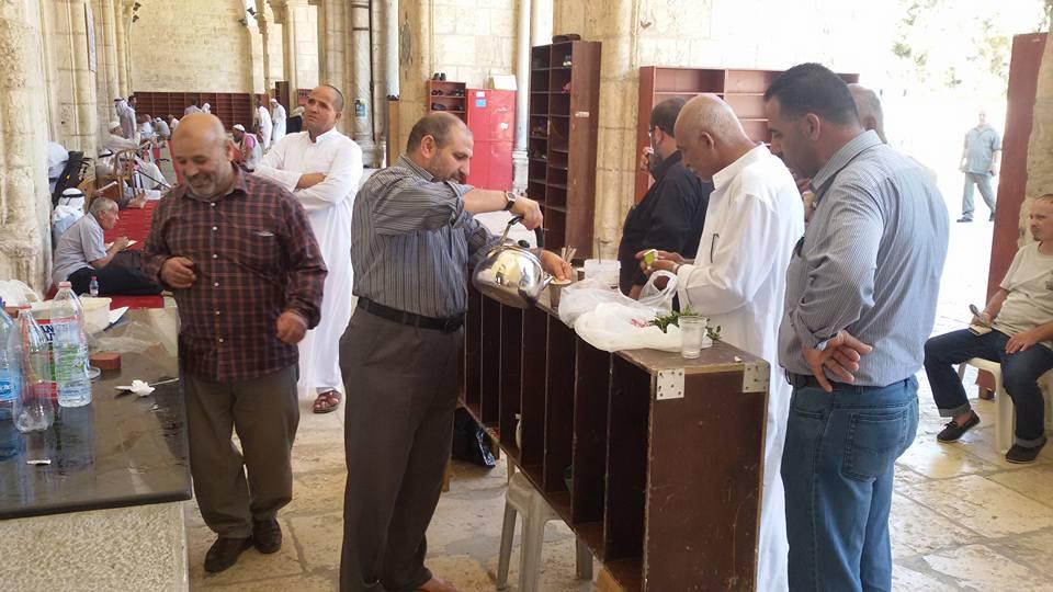 قصة المرابط "أبو ليث "الذي يوزع الشاي والقهوة على المصلين والزوار والاجانب في المسجد الأقصى ؟؟