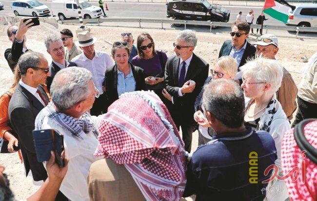قناصل وممثلو الاتحاد الأوروبي في الخان الأحمر: نرفض الهدم والترحيل