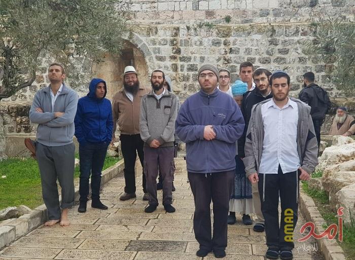 مستوطنون يغلقون مدخل اللبن الشرقية جنوب نابلس