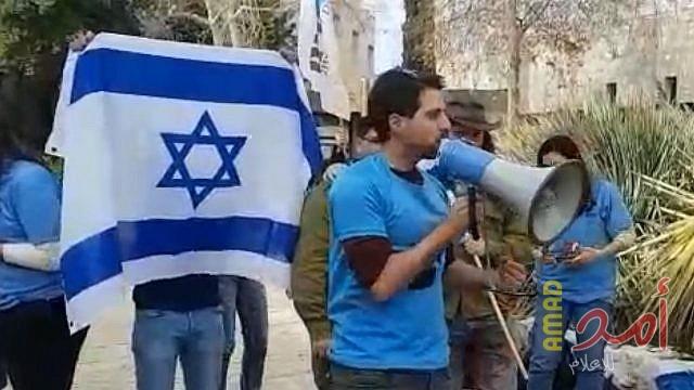إسرائيليون يتظاهرون ضد مُحاضِرة جامعية أهانت مجندة بالزي العسكري