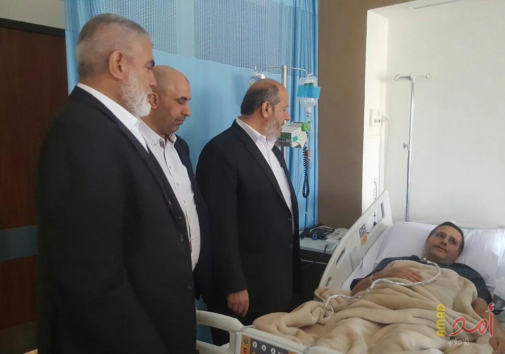 بالصور.. وفد حماس يزور الأسير المحرر  "عز الدين" في أحد المستشفيات المصرية