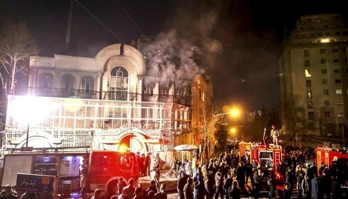 انزال العلم .. متظاهرون يقتحمون السفارة البحرينية في بغداد -فيديو