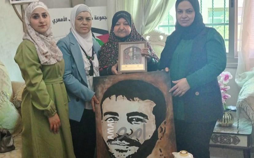 وفد من النضال الشعبي يكرم والدة الأسير الشهيد ناصر أبو حميد
