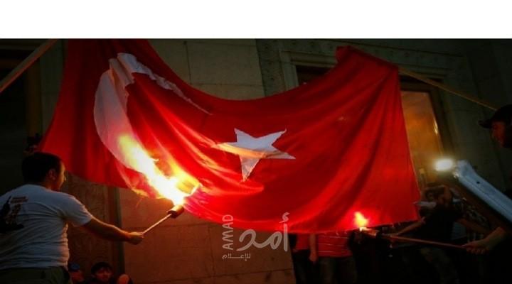 يونانيون يحرقون علم تركيا - فيديو