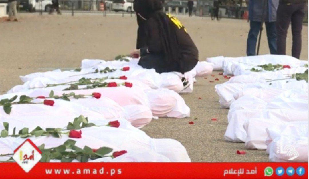 متظاهرون من منظمة العفو الدولية يضعون أمام البيت الأبيض وروداً على أكفان