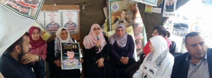 وقفة بغزة تطالب بتدخل أممي لنصرة الأسيرات بسجون الاحتلال