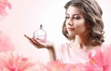 6 طرق لتتخلصين من بقع العطور على ملابسك