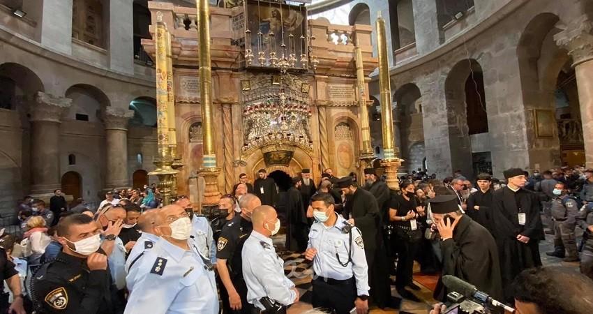 القدس: قوات الاحتلال تعتقل شابين وتعتدي على المصليين وتمنعهم من دخول كنيسة القيامة - فيديو