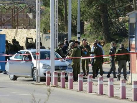 محدث - استشهاد فلسطيني وإصابة 3 جنود من جيش الاحتلال في عملية إطلاق على حاجز بيت ايل