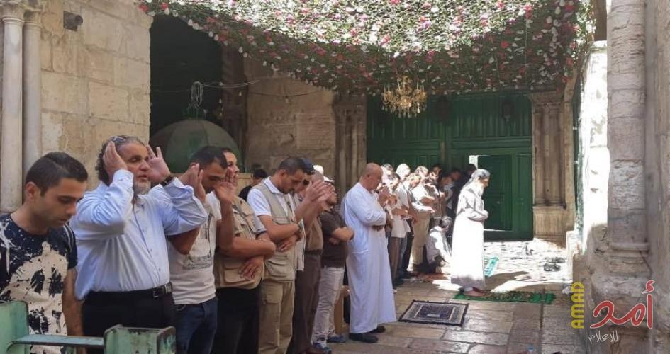 المقدسيون يؤدون صلاة العصر قبالة باب الأسباط بالمسجد الأقصى
