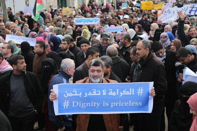 طولكرم: وقفة تضامنية مع الأسرى واحتجاجية ضد تقليصات "الأونروا"
