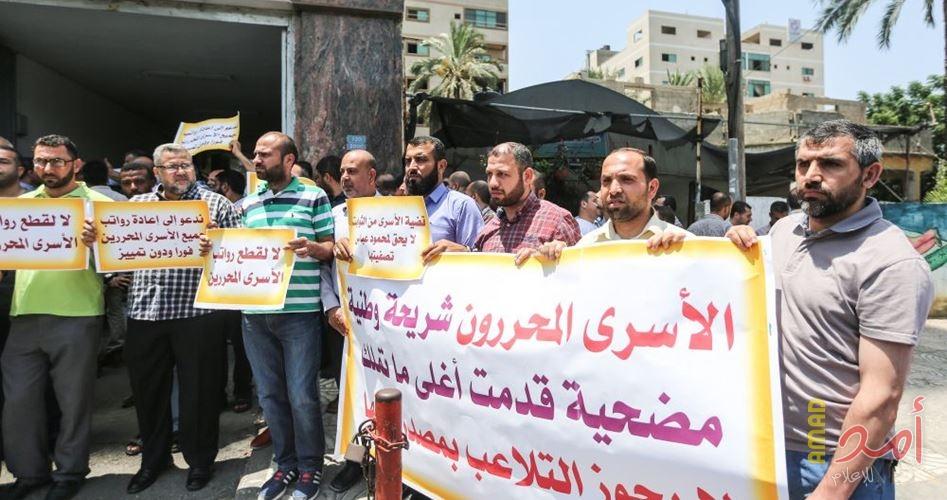 رفضاً لقطع السلطة رواتبهم.. تدهور الوضع الصحي لمحررين مضربين عن الطعام بالبيرة ونقلهما للمشفى