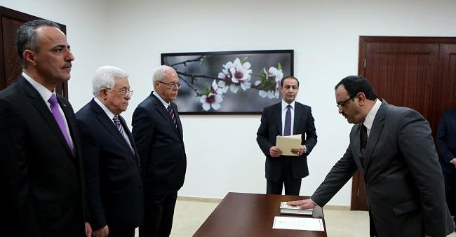 أحمد براك خلال تأديته اليمين القانونية أمام الرئيس نائبا عاما لدولة فلسطين