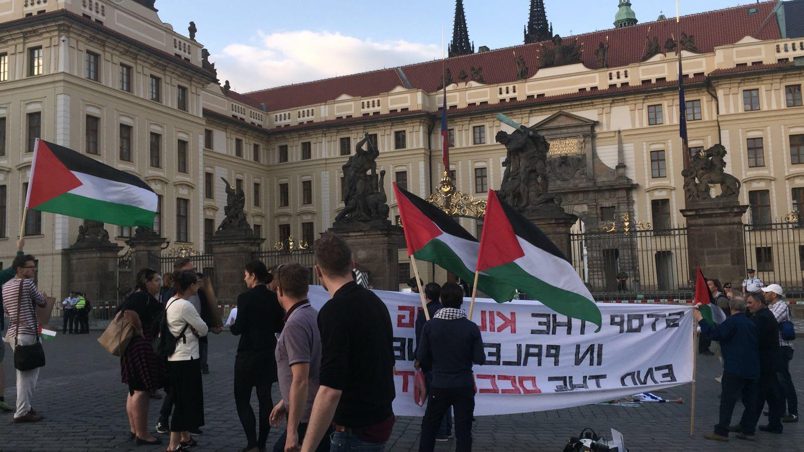 وقفة تضامنية أمام القصر الجمهوري في براغ رفضاً لممارسات الاحتلال الإسرائيلي بحق الشعب الفلسطيني