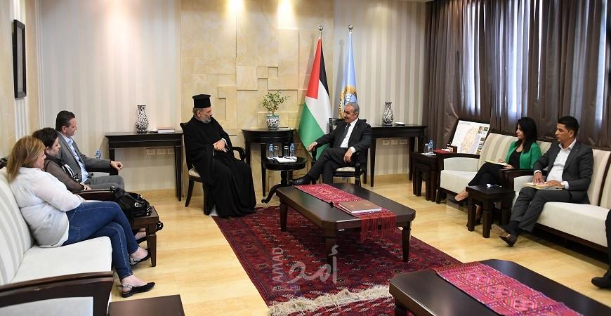 أشتية يؤكد أهمية تضافر الجهود لمحاربة ظاهرة العنف