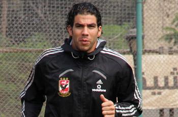 قائد الاهلي ينقذ حارس الفريق اكرامي من "علقة سخنة"