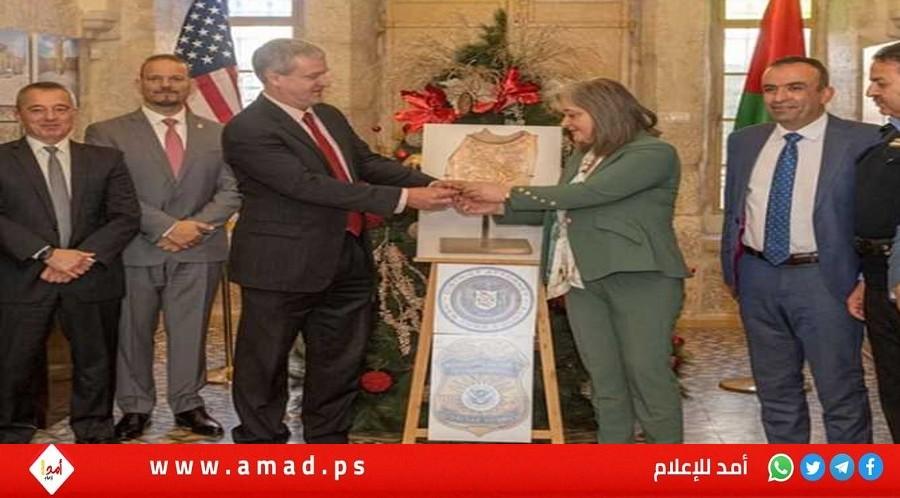 أمريكا تعيد إلى فلسطين قطعة أثرية نادرة يعود تاريخها إلى 3 آلاف عام