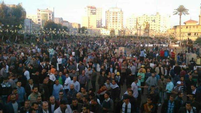 وفا: جماهير غزة تزحف باتجاه السرايا للمشاركة في مهرجان الوحدة والدولة