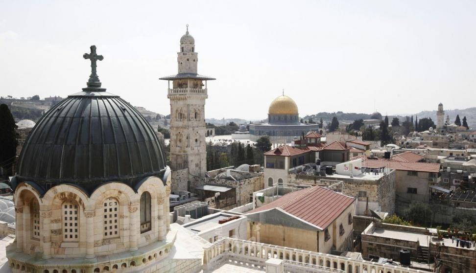 سلطات الاحتلال تٌبعد فلسطينيين عن القدس