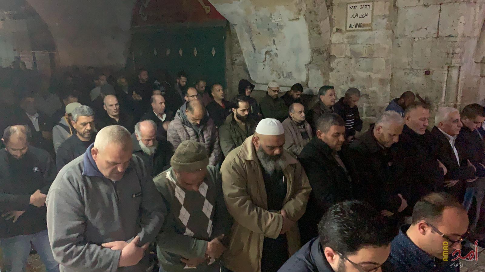 بالفيديو.. المقدسيون يؤدون صلاة المغرب والعشاء أمام أبواب الأقصى المغلقة