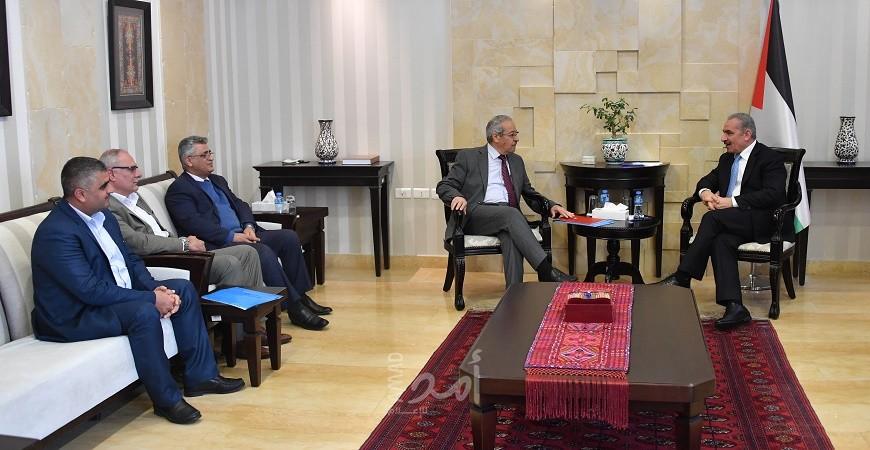 أشتية يتسلم التقرير السنوي للجنة الوطنية لسجل أضرار الجدار
