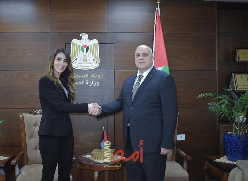 وزيرة العمل "إيناس العطاري" تتسلم مهامها الجديدة في الوزارة