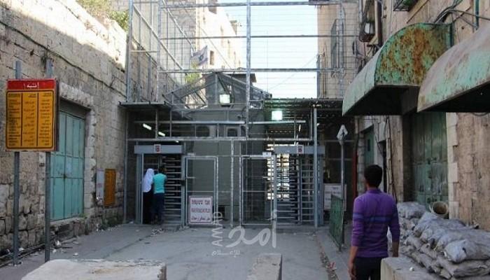 الخليل: جيش الاحتلال يغلق منزلا في شارع الشهداء بالبلدة القديمة