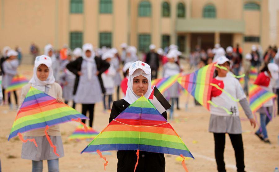 أكثر من ألف طالب بغزة يطلقون طائرات ورقية تضامناً مع الناجين من زلزال اليابان