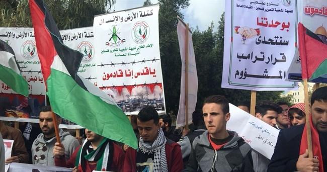 تظاهرة طلابية في غزة رفضاً لزيارة "بنس" واحتجاجاً على قرار ترامب الاعتراف بالقدس عاصمة لإسرائيل