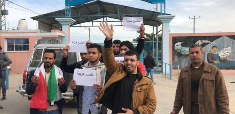 البيض والأحذية تنتظر الوفد البحريني على معبر بيت حانون..والإطر  تدعو لمنع دخولهم
