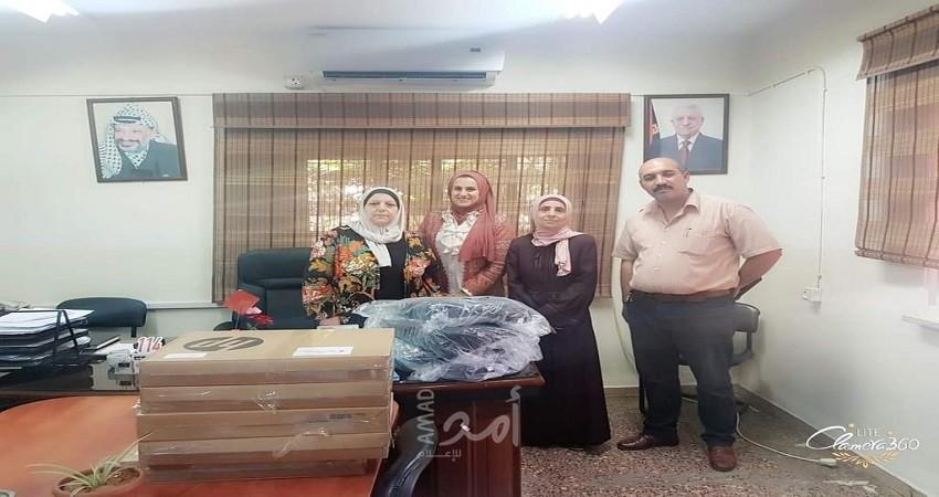 تنمية الخليل تسلم أجهزة لاب توب ناطق لذوي الإعاقة البصرية