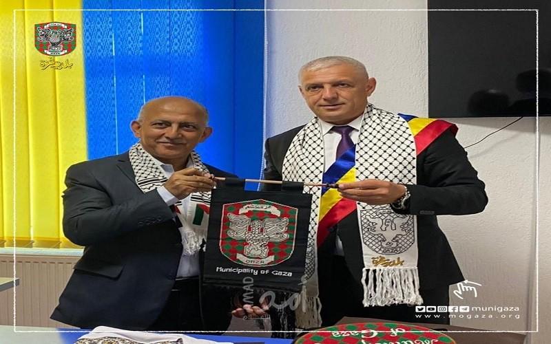 رئيس بلدية غزة يوقع اتفاقية توأمة مع بلدية كالنشت في رومانيا