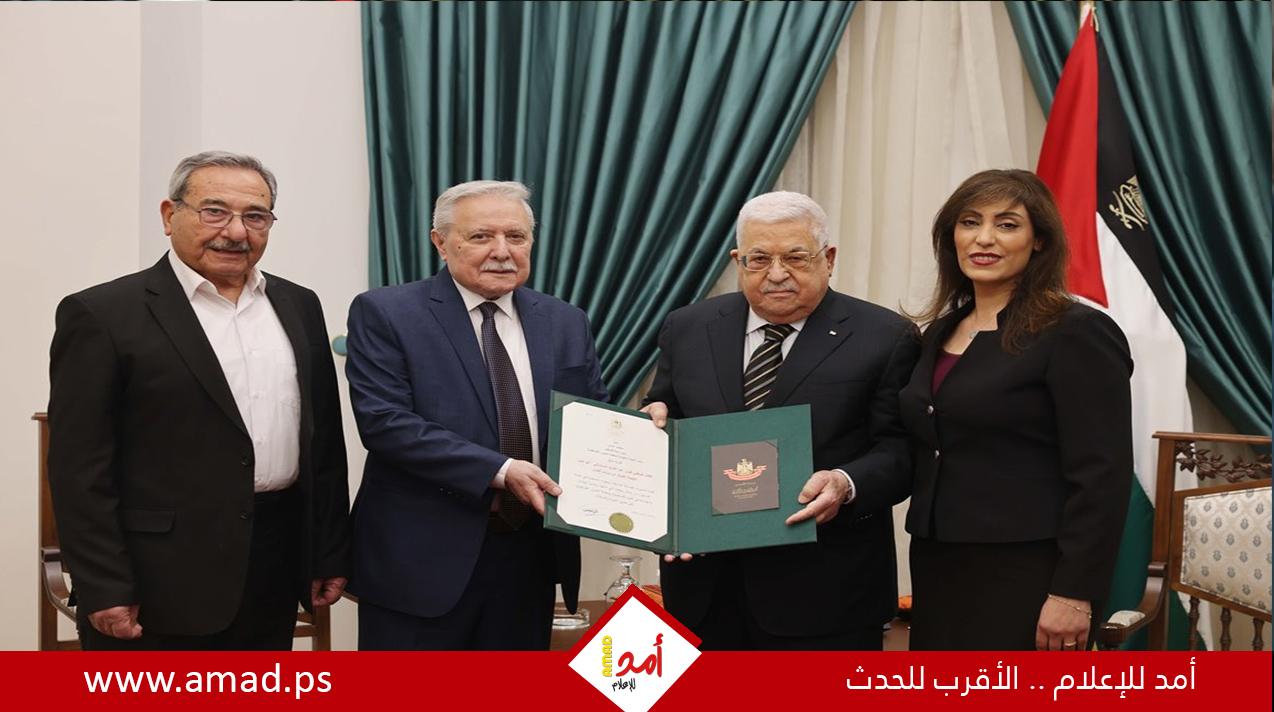 الرئيس عباس يقلد القائد الوطني قيس عبد الكريم النجمة الكبرى من وسام القدس