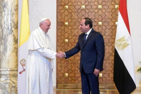 البابا فرنسيس يقيم قداسا في إستاد عسكري بالعاصمة المصرية