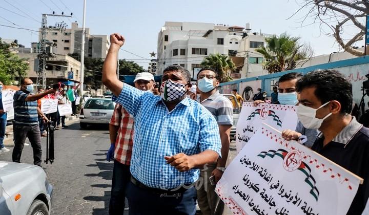 الشعبية تنظم وقفة احتجاجية ضد سياسة إدارة "الأونروا" تطالب "ماتياس شمالي" بالرحيل- صور