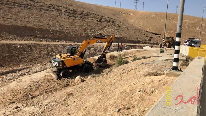 قوات الاحتلال تغلق مدخل الخان الأحمر وتشدد من إجراءاتها في المنطقة