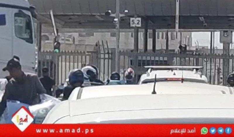 القدس:قوات الاحتلال تعتقل شابا وتغلق حاجز قلنديا العسكري- فيديو