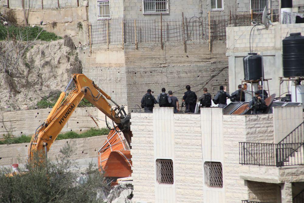جرافات الاحتلال تهدم منزلاً في الولجة جنوب غرب القدس