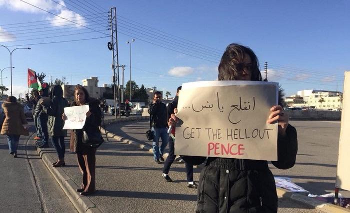 بالصور.. سلسلة بشرية في الأردن رفضاَ لزيارة نائب "ترامب" للبلاد