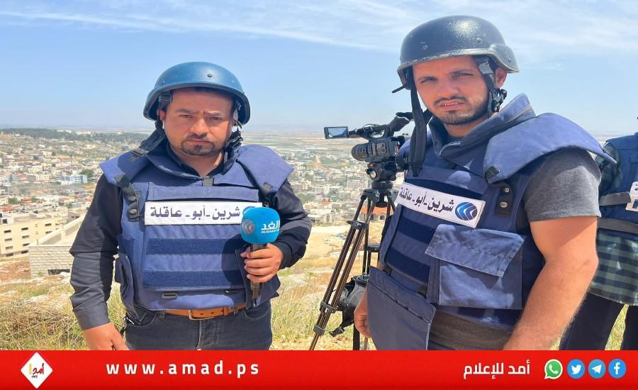 طاقم قناة "الغد" يستبدل كلمة صحافة باسم الشهيدة شيرين أبو عاقلة