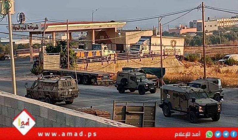 الخليل: جيش الاحتلال ينصب حاجزا عسكريا في جبل الرحمة